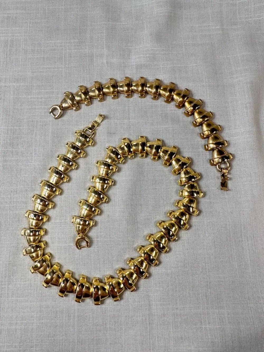 Vintage Gold Tone Planter Pot Necklace and Bracelet set